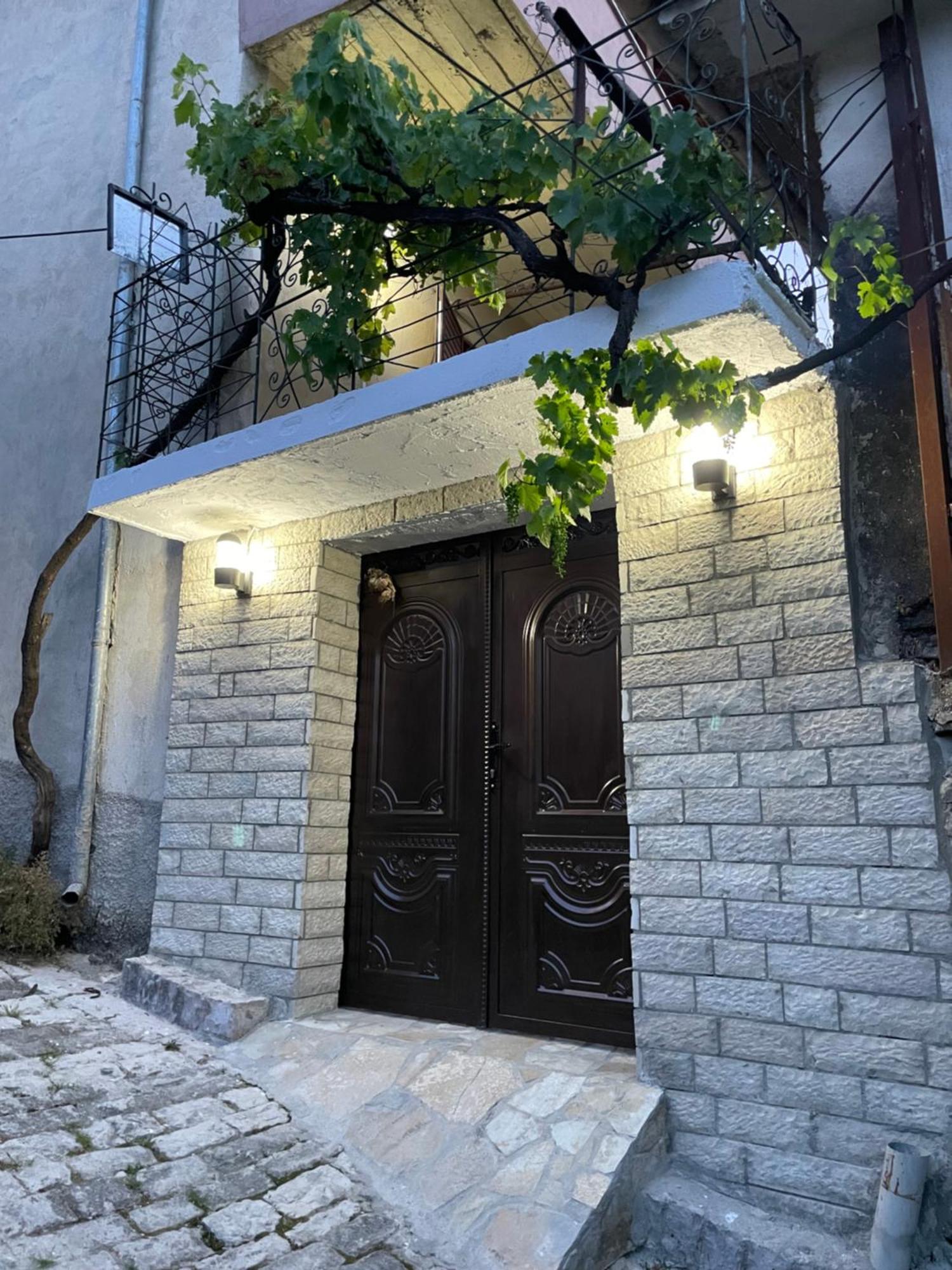 Luigi Guest House Gjirokastër Екстериор снимка