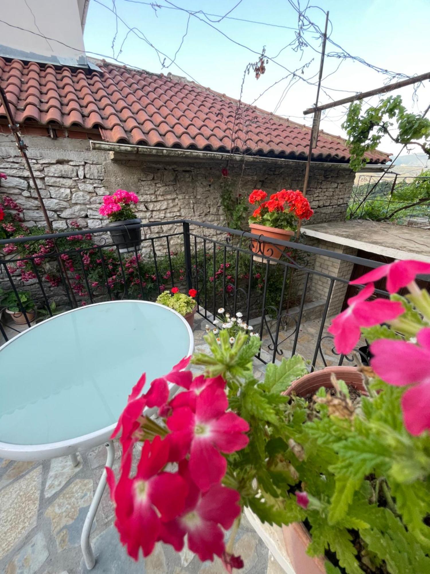 Luigi Guest House Gjirokastër Екстериор снимка