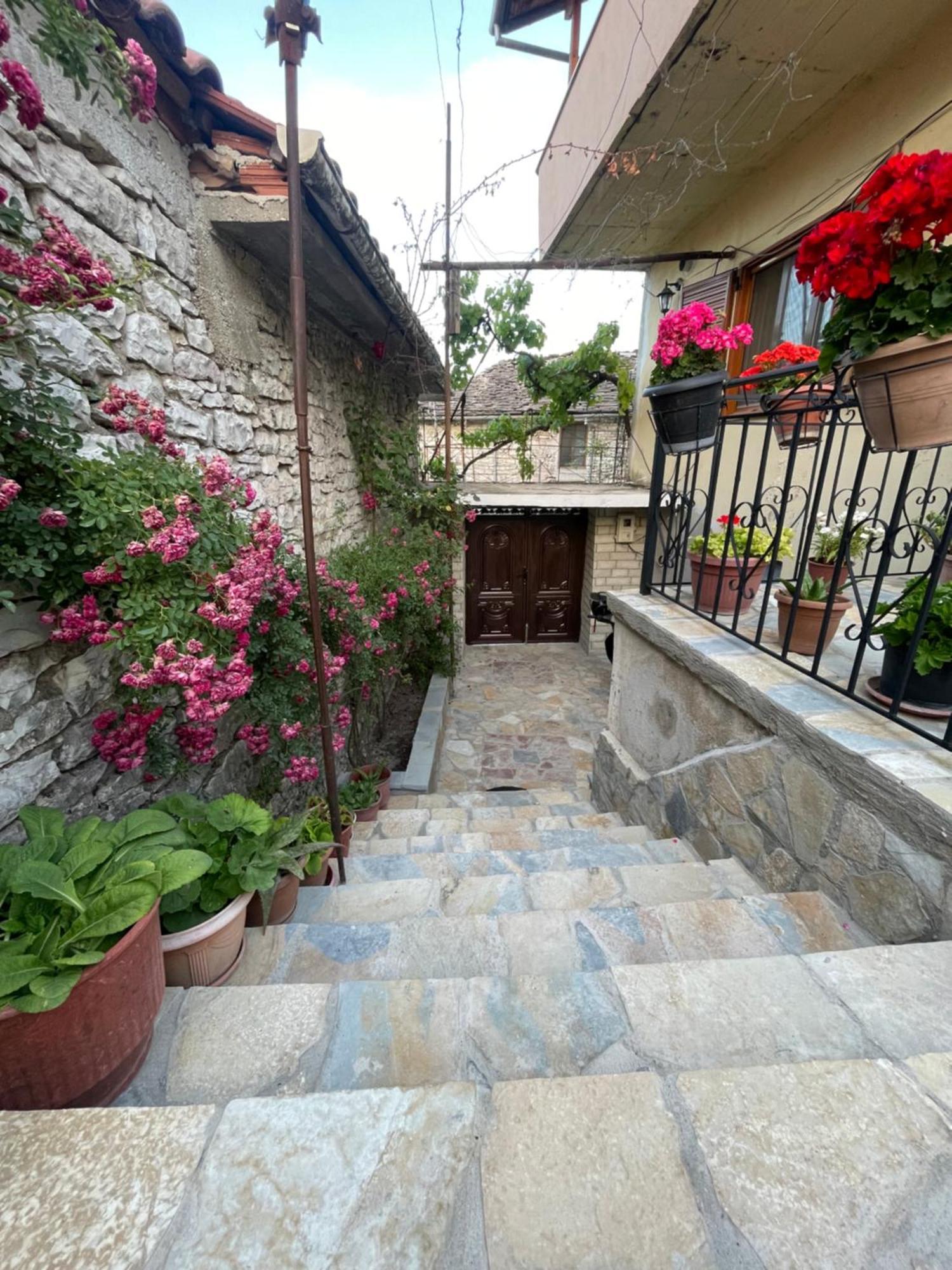 Luigi Guest House Gjirokastër Екстериор снимка